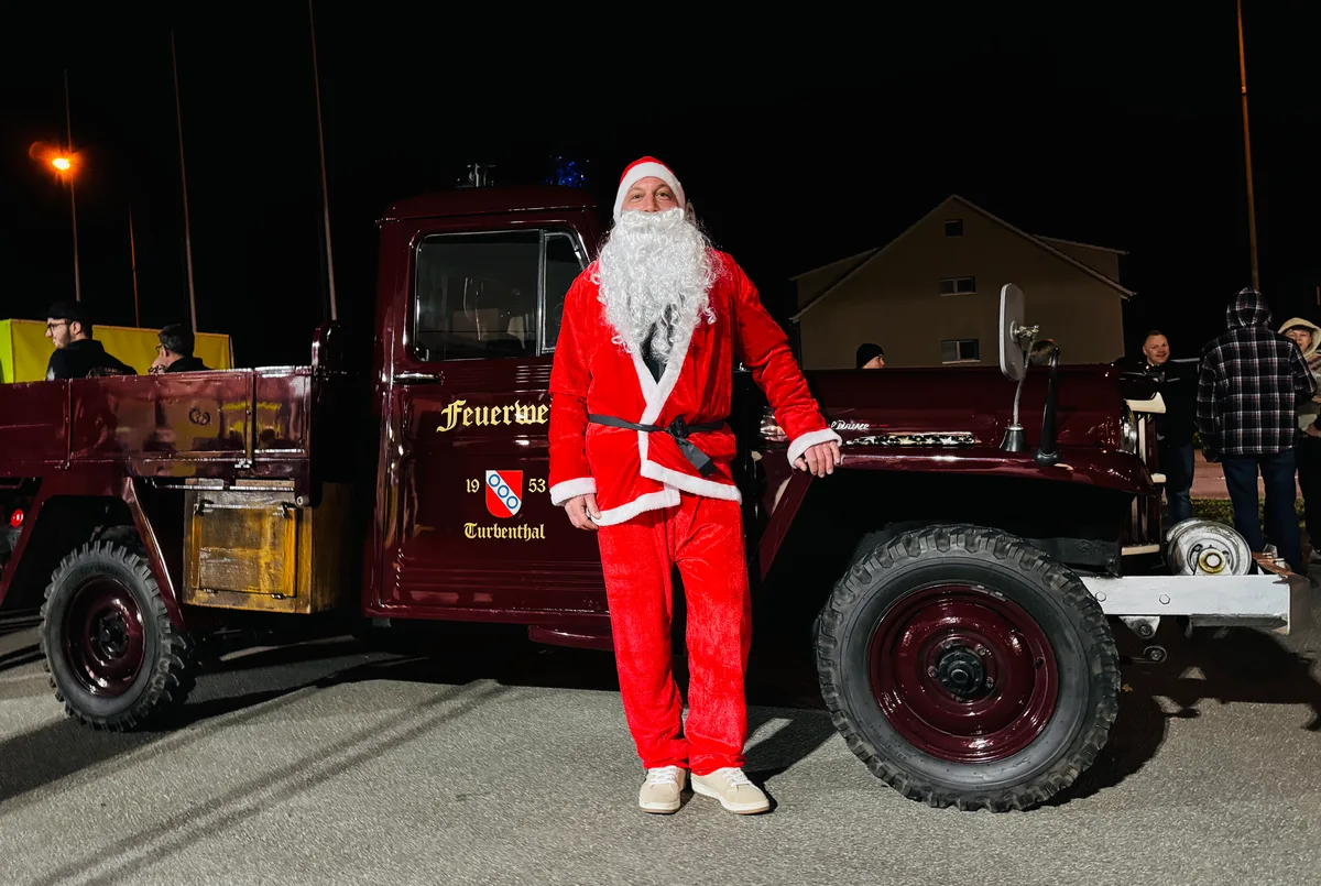 Bild einer Weihnachtsaktion der Feuerwehr 2024.