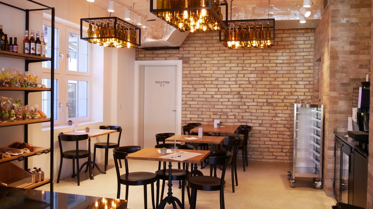 Blick in eine Bistro-Ecke in einem Ladenlokal.