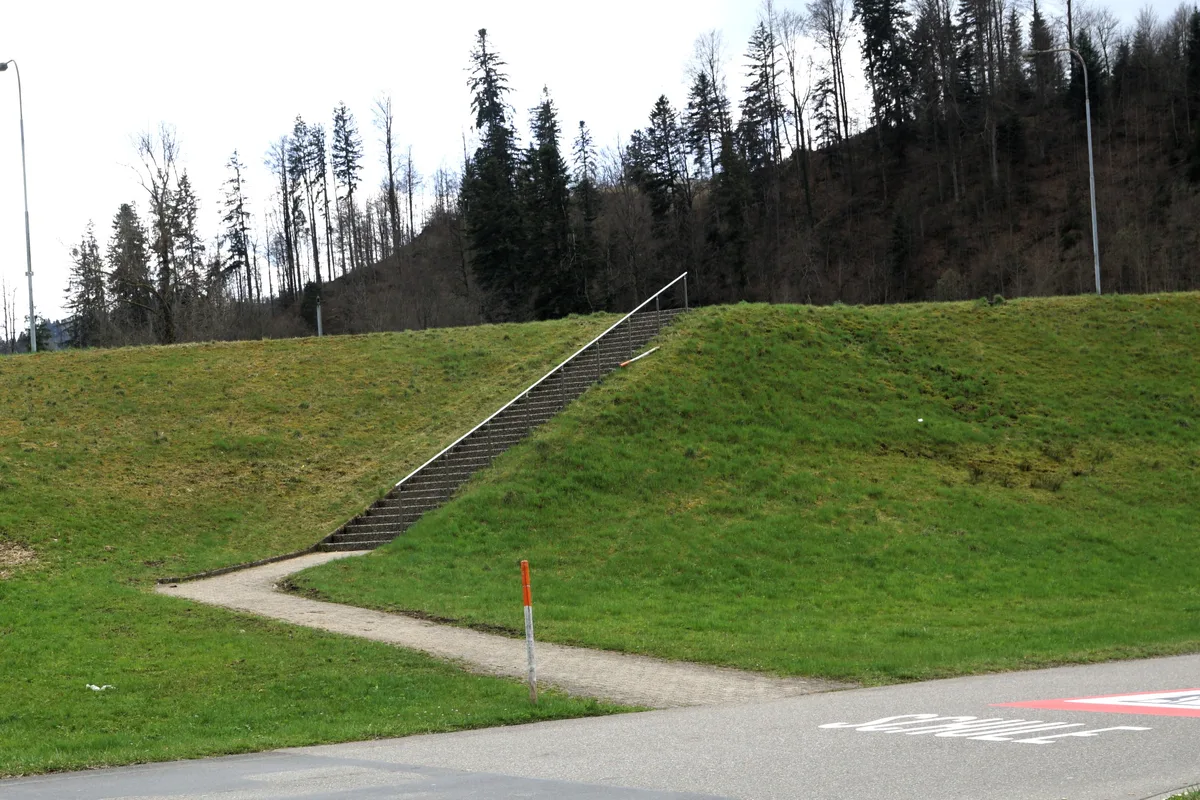 Man sieht eine Treppe auf eine Brücke.