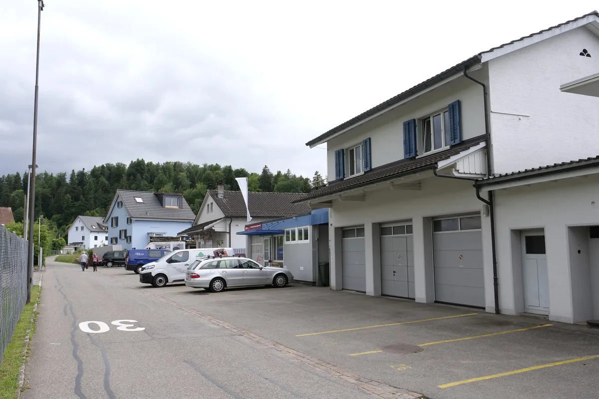 Man sieht eine Gewerbehalle im Tösstal.