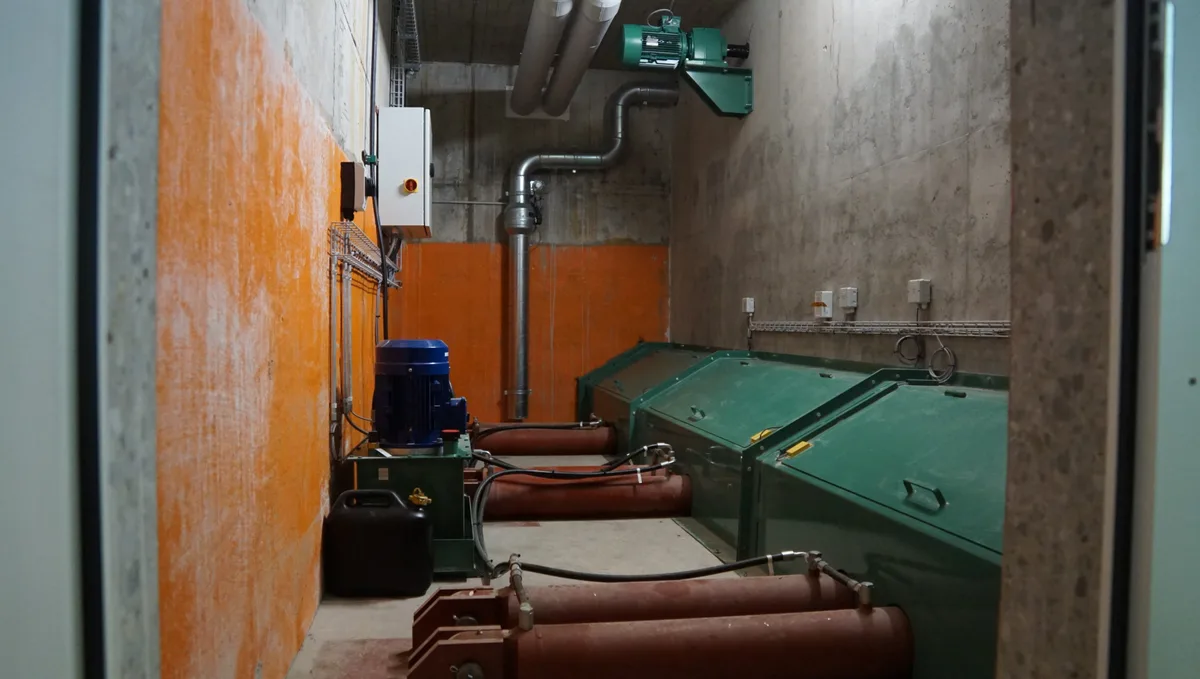 Blick in den Hydraulikraum einer Heizzentrale.
