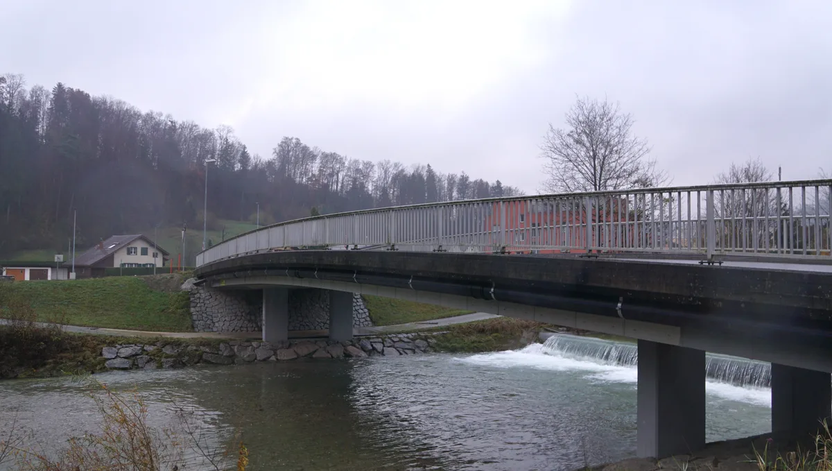 Man sieht eine Brücke über einen Fluss.