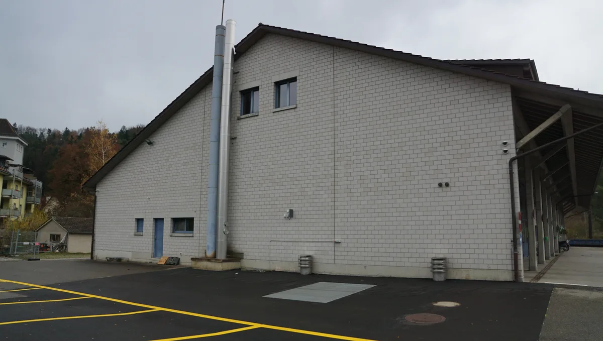 Gebäude mit Heizungskaminen.