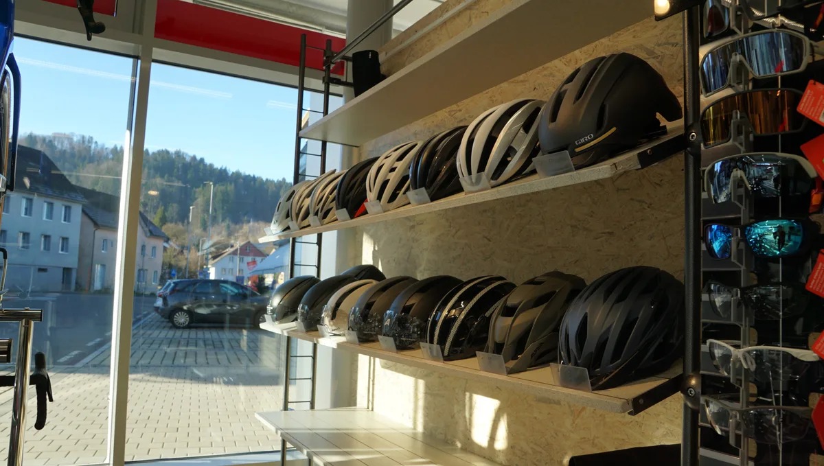 Fahrradhelme auf Regal