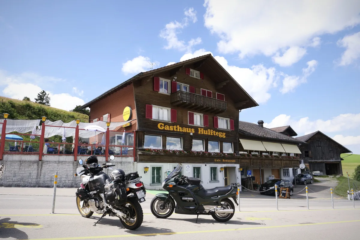 Man sieht ein Restaurant auf einem Gebirgspass.