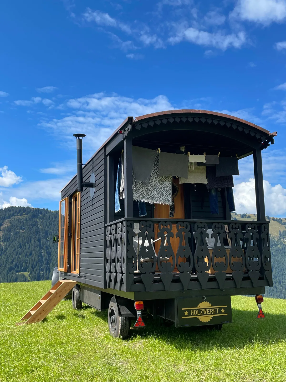 Jedes Tiny House hat einen Namen: Dieses Exemplar heisst Annabella-Rose und ist seit diesem Jahr auf Achse. Aussenansicht eines Tiny House der Holzwerft GmbH.
