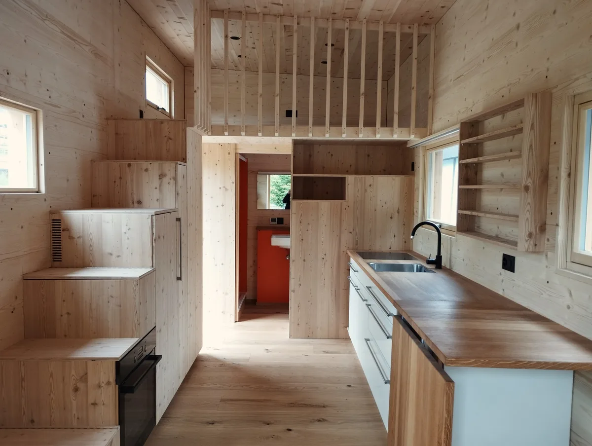 Maximale Reduktion im Innern. Jeder Quadratzentimeter erfüllt einen Zweck. Innenansicht eines Tiny House der Holzwerft GmbH.