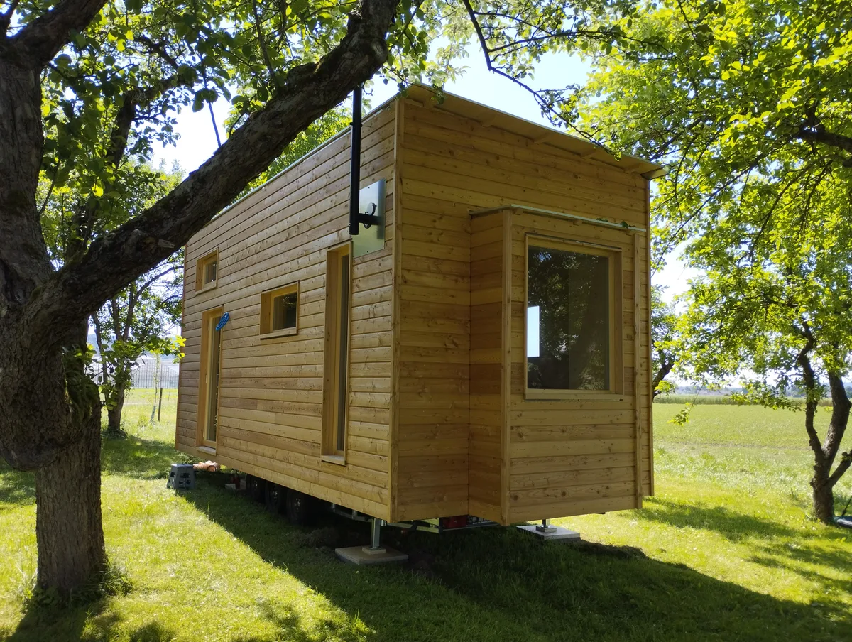 Leben auf wenigen Quadratmetern: das Tiny House namens Claudia, das die Holzwerft GmbH gebaut hat. Aussenansicht eines Tiny House der Holzwerft GmbH.