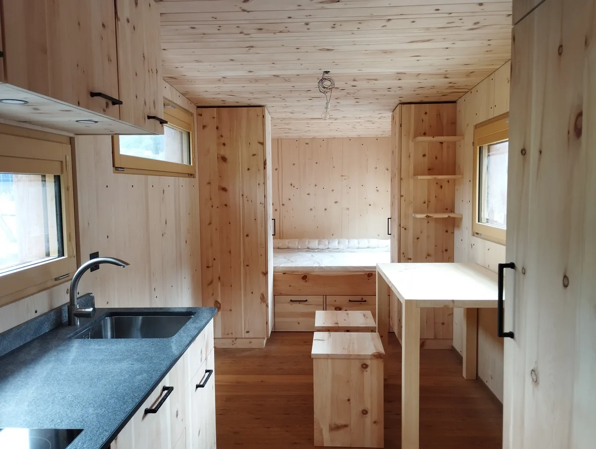 Rund vier Monate dauert die Bauzeit für ein solches Tiny House. Kostenpunkt: 120’000 bis 160’000 Franken. Innenansicht eines Tiny House der Holzwerft GmbH.