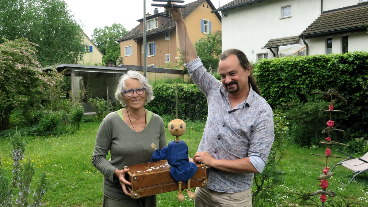 Zwei Personen mit Marionette