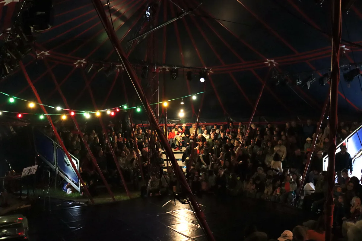 Das Publikum im Inneren des Zelts.