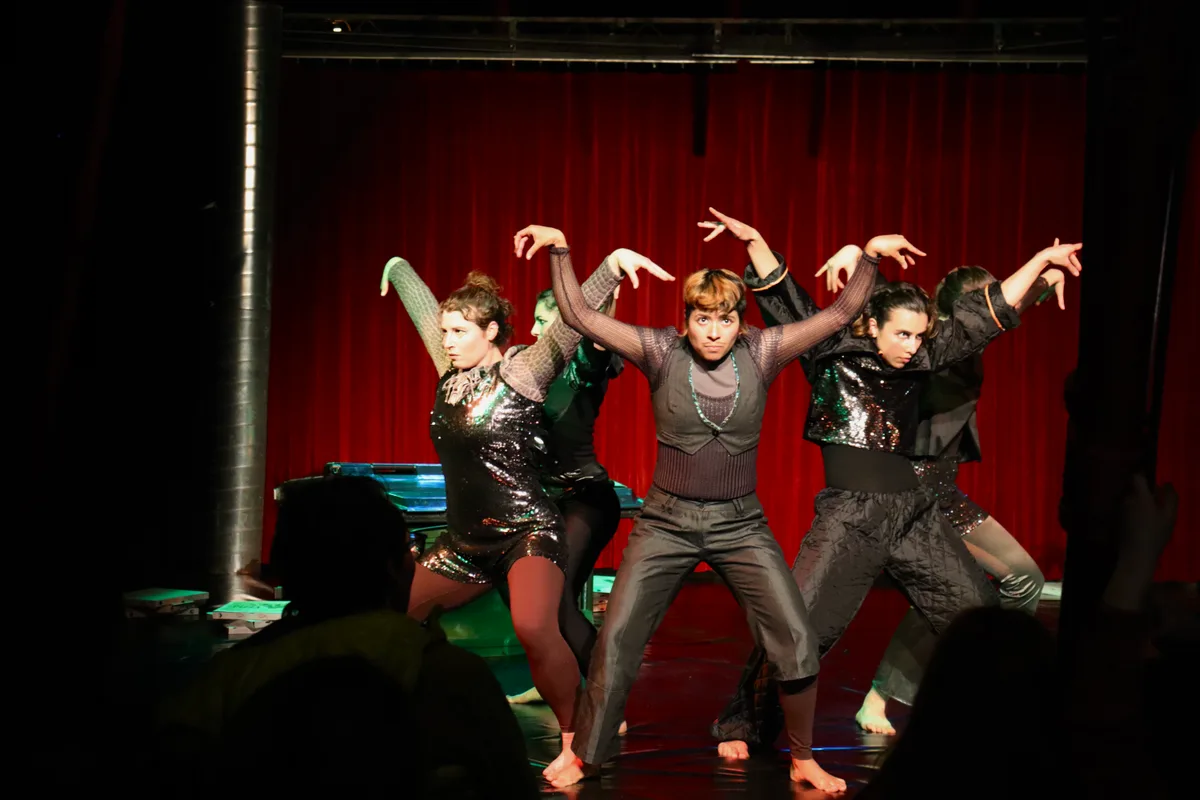 Menschen in schwarzen Kleidern, die tanzen.