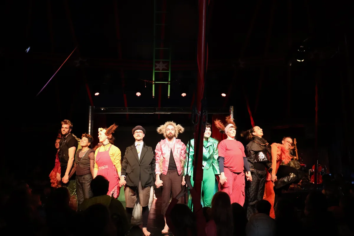 Das gesamte Zirkusensemble