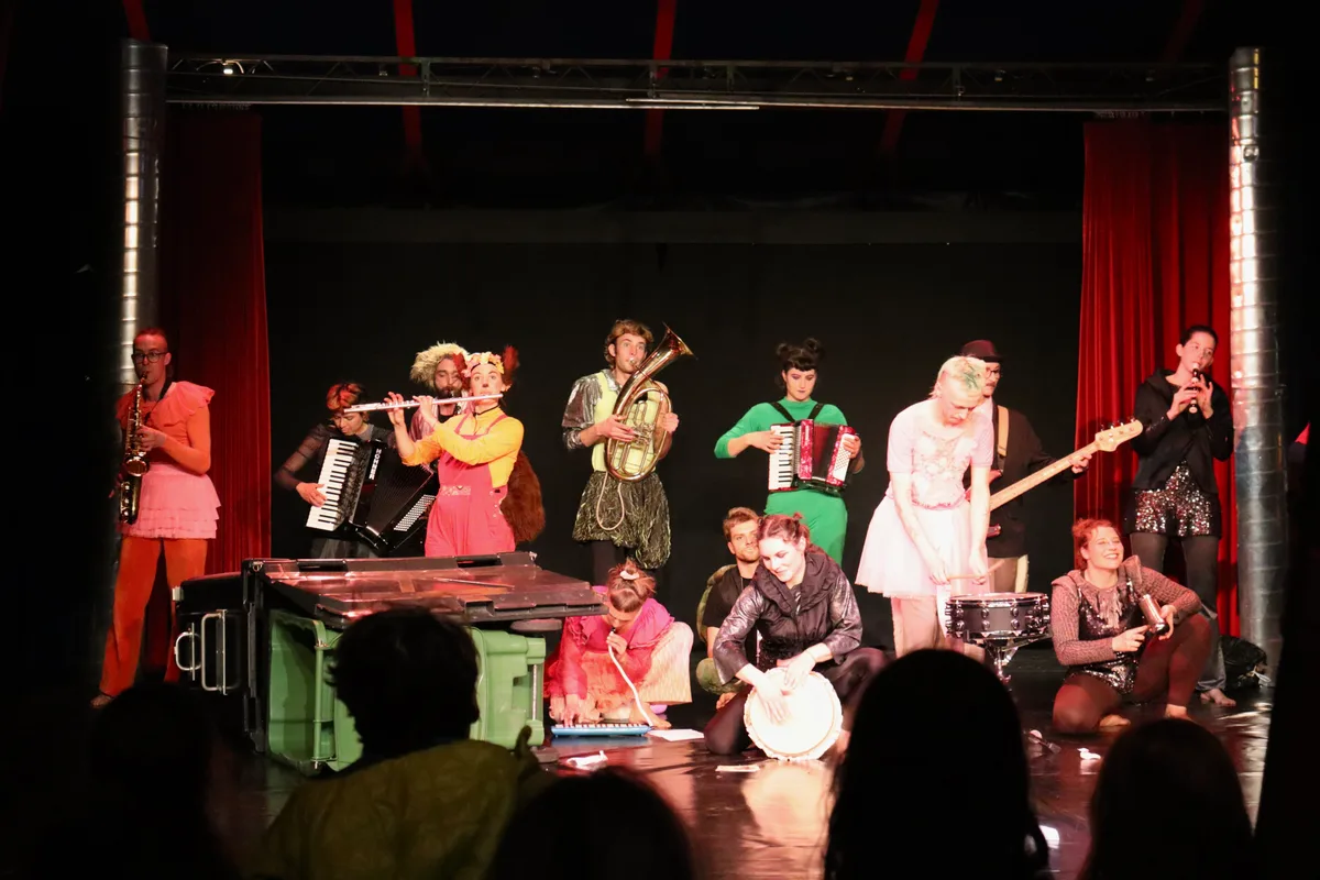 Das Zirkusensemble macht Musik.