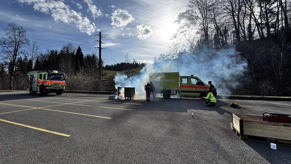 Bilder einer Feuerwehrübung, die mit der Kamera begleitet wurde.
