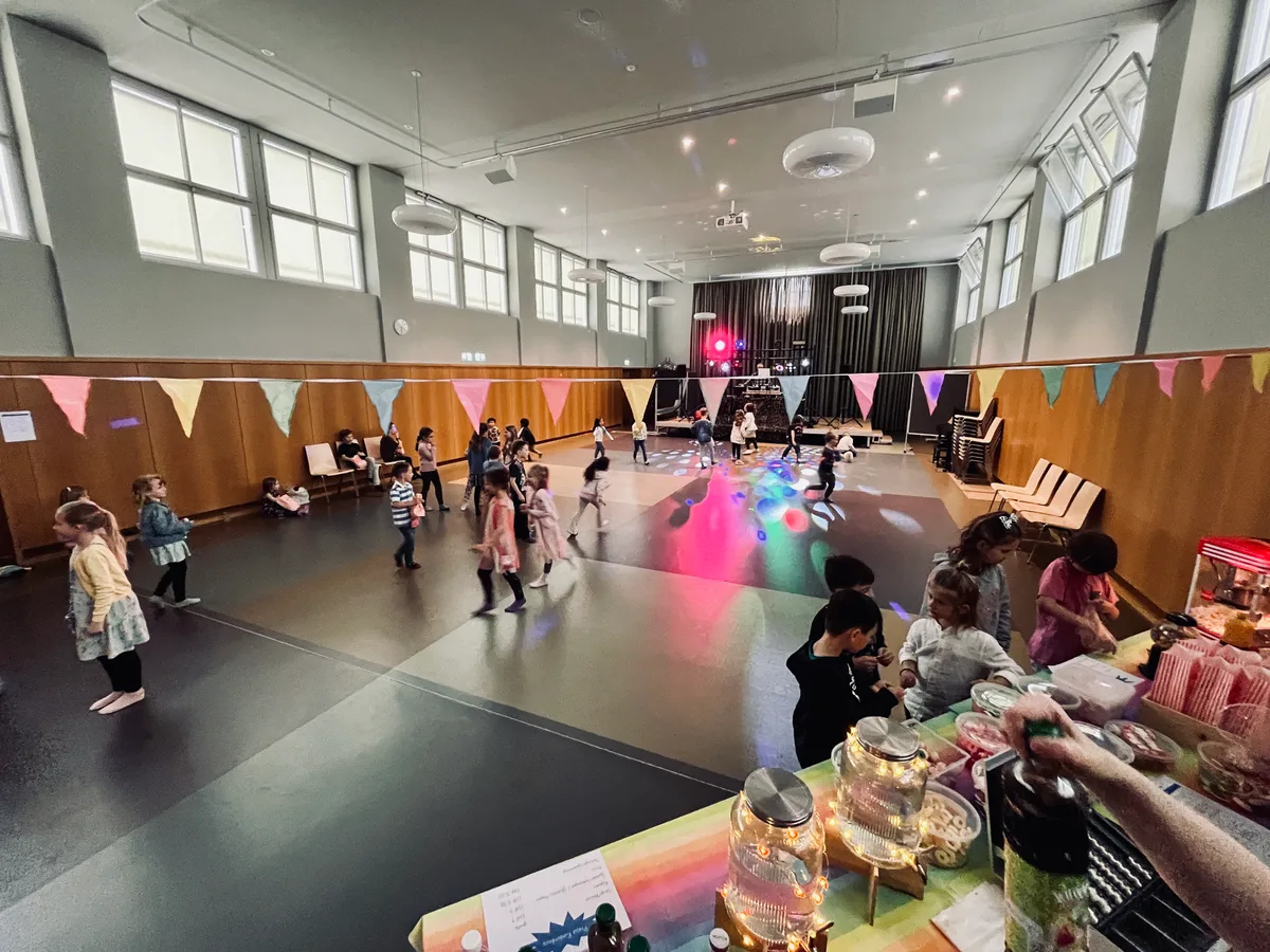 Man sieht Kinder bei einer Kinderdisco.