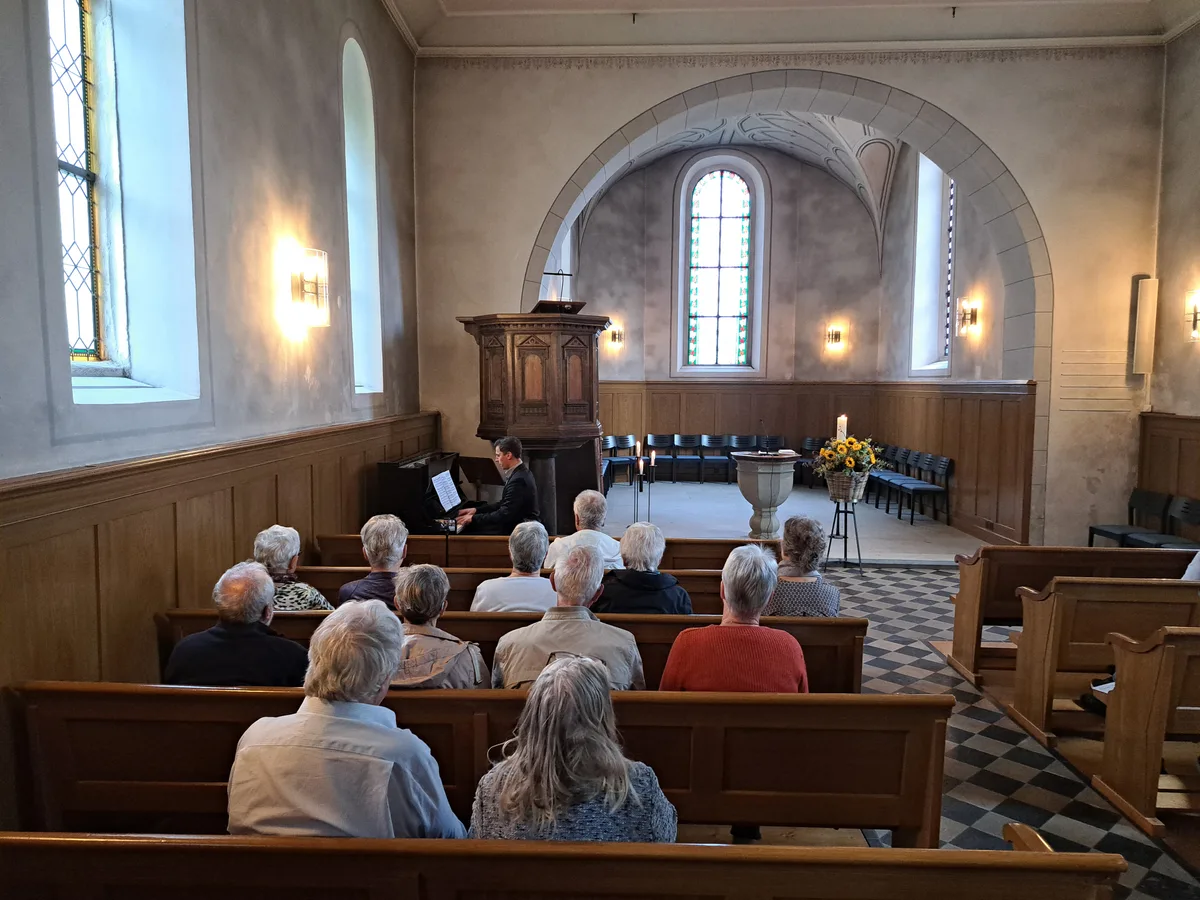 Die Gottestdienstbesucher waren begeistert von Tadeas Forbergers virtuosem Spiel und dem grandiosen Klang des neuen Klaviers in Schlatt.