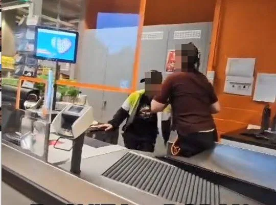 Die couragierte Migros-Kassierin versucht, den Täter aufzuhalten. Die beiden liefern sich ein Handgemenge.