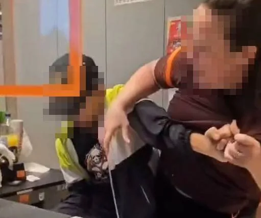 Die couragierte Migros-Kassierin versucht, den Täter aufzuhalten. Die beiden liefern sich ein Handgemenge.