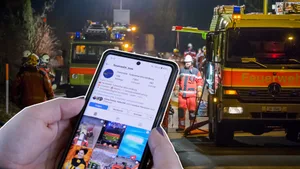 Immer mehr Feuerwehren inszenieren ihre Arbeit auf den sozialen Medien. Doch: Nützt das gegen Nachwuchsmangel? Immer mehr Feuerwehren inszenieren ihre Arbeit auf den sozialen Medien. Doch: Nützt das gegen Nachwuchsmangel?