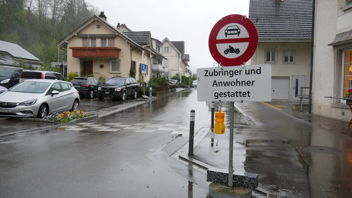 Verbotstafel in einer Quartierstrasse.