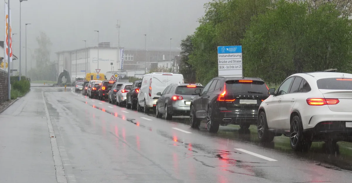Man sieht Autos, die sich vor einer Baustelle stauen.