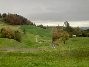 Manch einer der Neuzuzüger ist überrascht und staunt auf der Carfahrt, was die Gemeinde Turbenthal landschaftlich zu bieten hat. Manch einer der Neuzuzüger ist überrascht und staunt auf der Carfahrt, was die Gemeinde Turbenthal landschaftlich zu bieten hat.