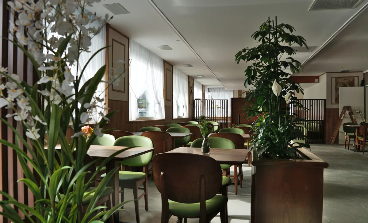 Blick in den Gastraum eines Restaurants.