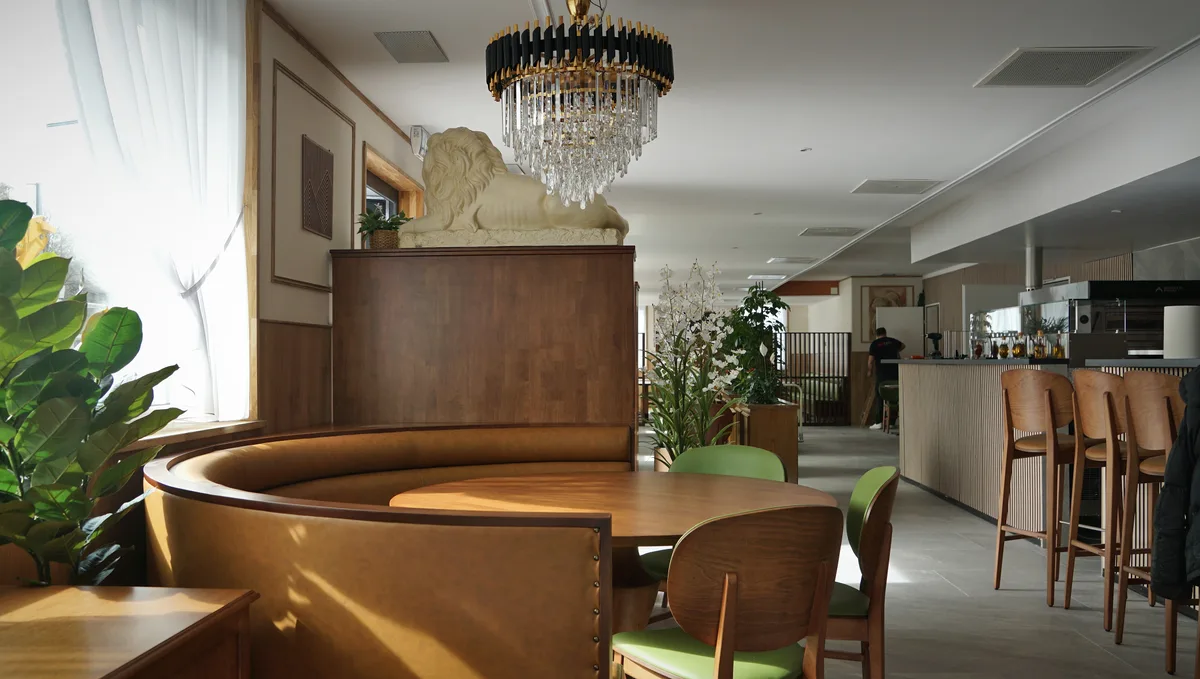 Blick in den Gastraum eines Restaurants.