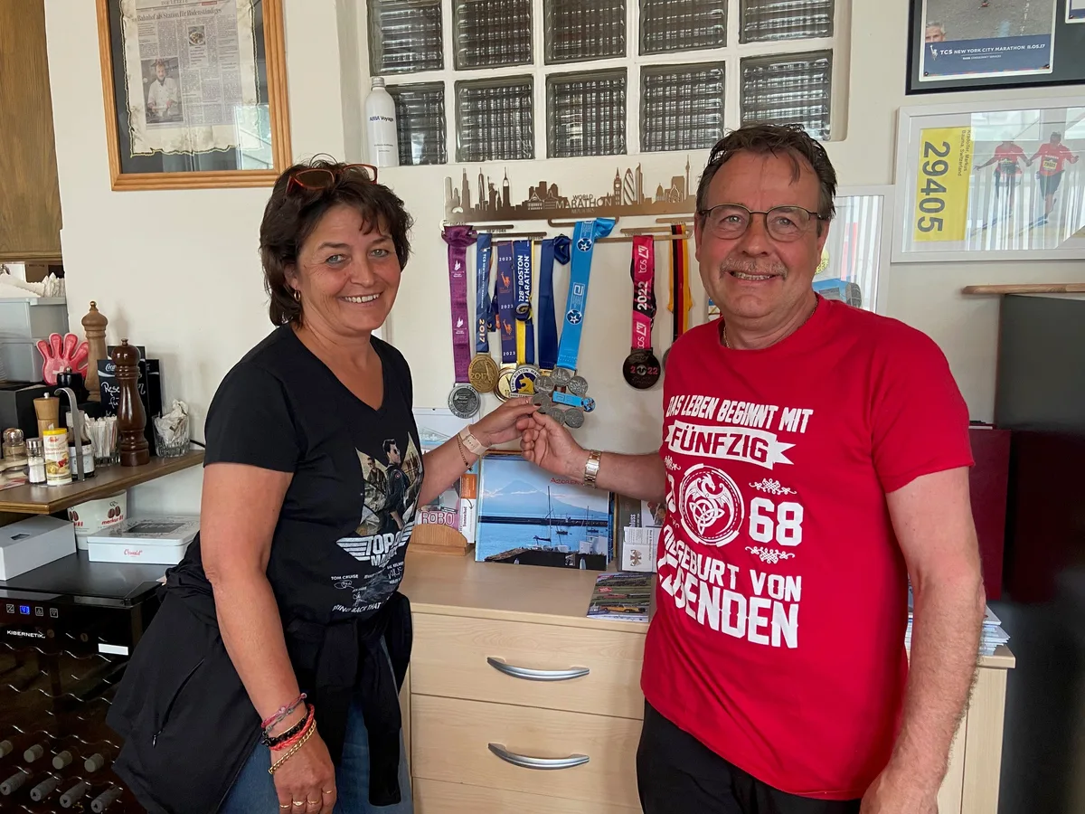 Karin Schönbächler und ihr Partner blicken in die Kamera.