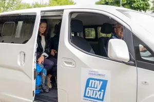 29078889-4 Mybuxi setzt elektrische Ruftaxis als Ergänzung zu öffentlichen Verkehrsmitteln wie Zug und Bus ein.