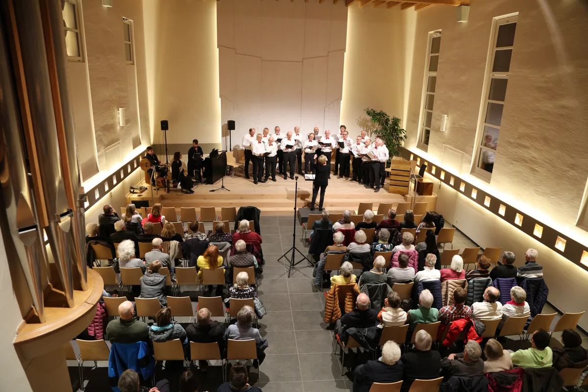 Das Konzert in der reformierten Kirche Kollbrunn war gut besucht. Frühlingskonzert Männerchor Juckern-Saland begleitet vom Triqueta Celtic Music Ensemble.