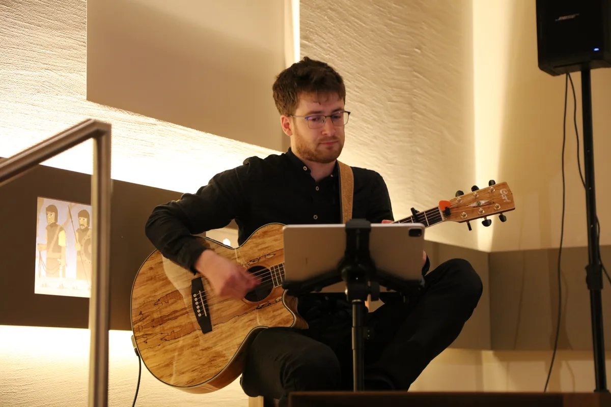 Tobias Krebs an der Gitarre … Frühlingskonzert Männerchor Juckern-Saland begleitet vom Triqueta Celtic Music Ensemble.