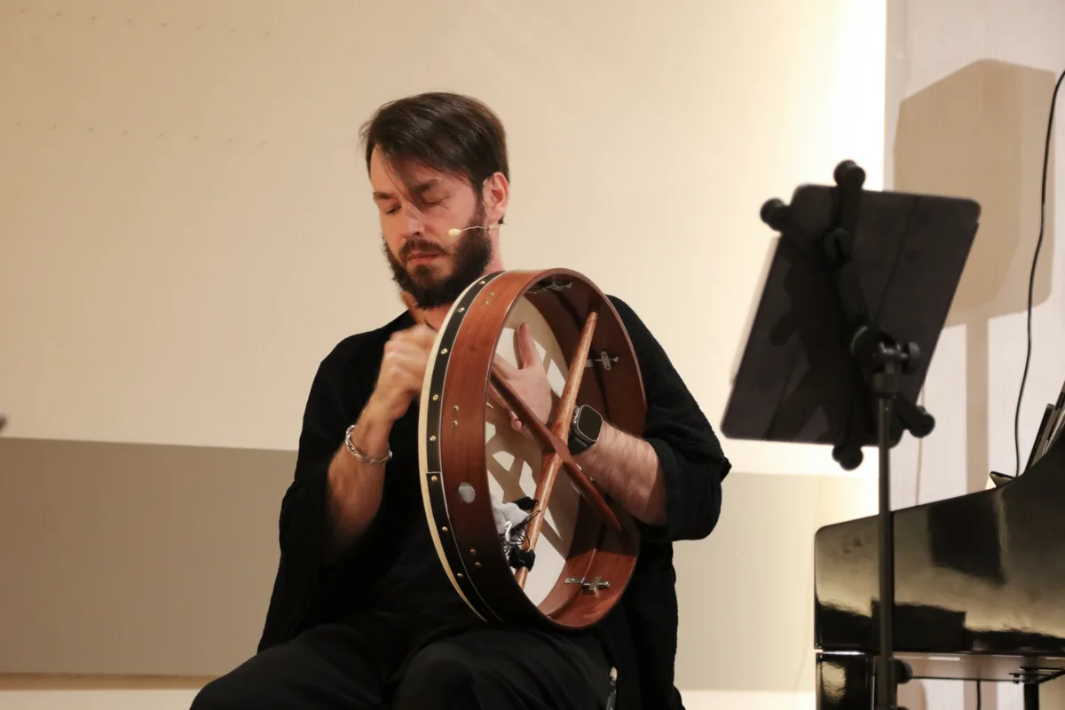Mit seiner Bodhrán sorgte Nenad Leonart für typische keltische Klänge. Auch mit der Tin Whistle und am Klavier begeisterte er das Publikum. Frühlingskonzert Männerchor Juckern-Saland begleitet vom Triqueta Celtic Music Ensemble.