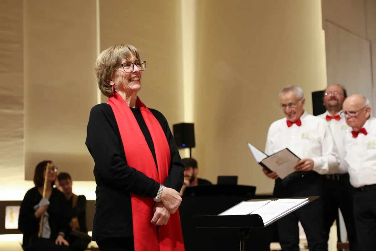 Sie sorgte dafür, dass das Zusammenspiel zwischen Gesang und Musik klappte: Dirigentin Karin Steinauer. Frühlingskonzert Männerchor Juckern-Saland begleitet vom Triqueta Celtic Music Ensemble.