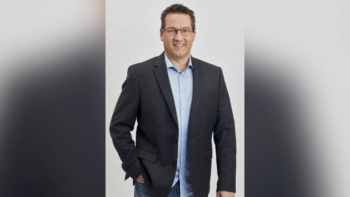 Man sieht Porträts von Menschen, die für den Gemeinderat kandidieren.