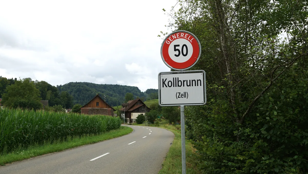 Man sieht eine Strasse mit einer Ortstafel, die auf Tempo 50 hinweist.