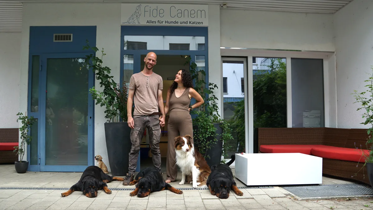Hannes Preiml mit Partnerin Luana und den drei Hunden Mable, Blue, Ace und XY.