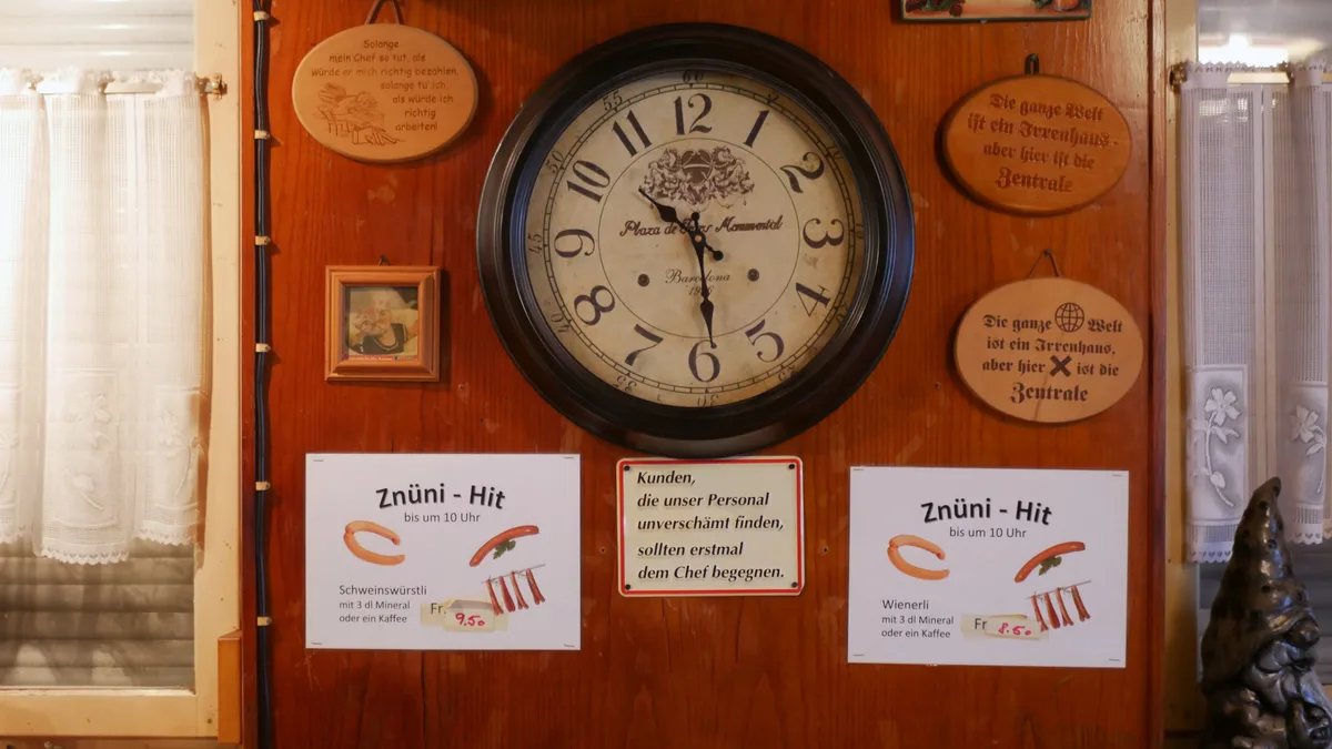 Wand mit Uhr und Zettel