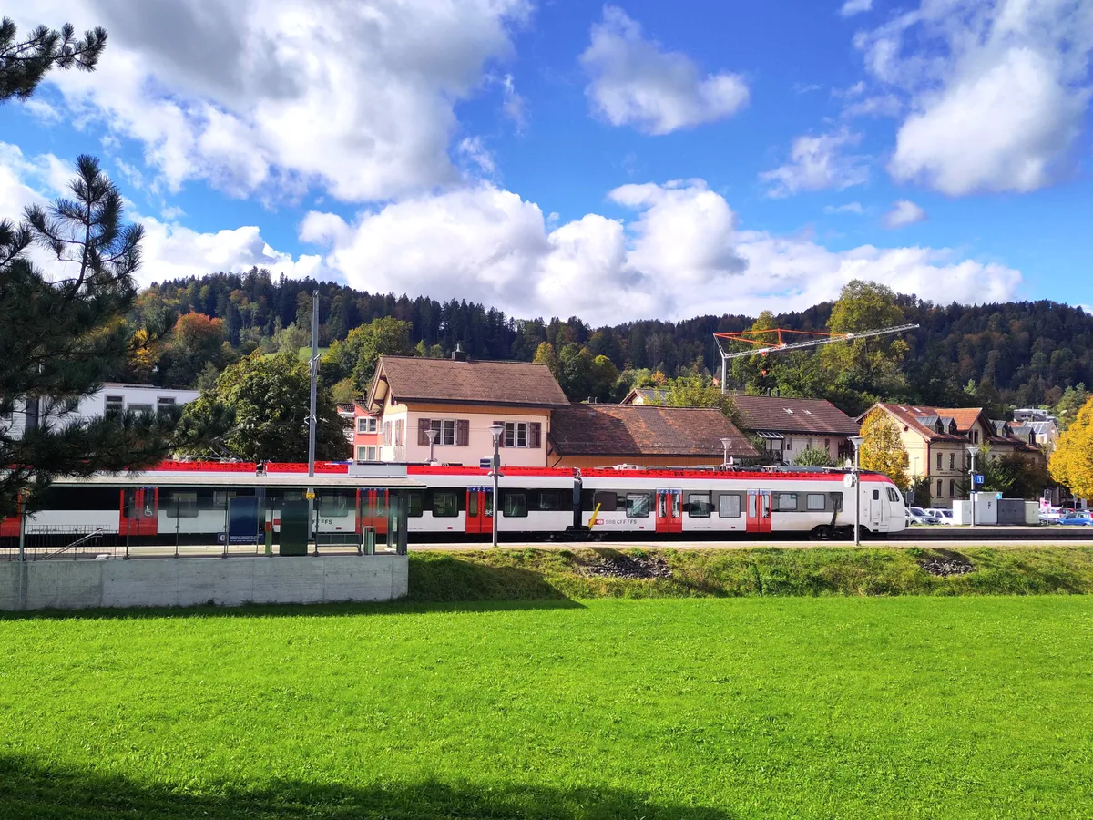 Übt schon mal für den Ernstfall: Das neue Regionalzugmodell der SBB am Bahnhof Wila.