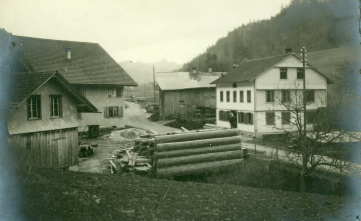 Links Säge, rechts Wohnhaus mit Laden etwa 1917.
