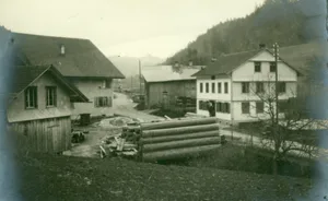 Links Säge, rechts Wohnhaus mit Laden etwa 1917. Links Säge, rechts Wohnhaus mit Laden etwa 1917.