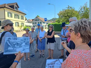 29973051-9 Auf dem historischen Bummel durchs Dorf, erzählt Christian Meier, Vorstandsmitglied des Museumsvereins Turbenthal mit Blick auf die Spemglerei Gubler von den grossen Erfindungen Heinrich Gublers.