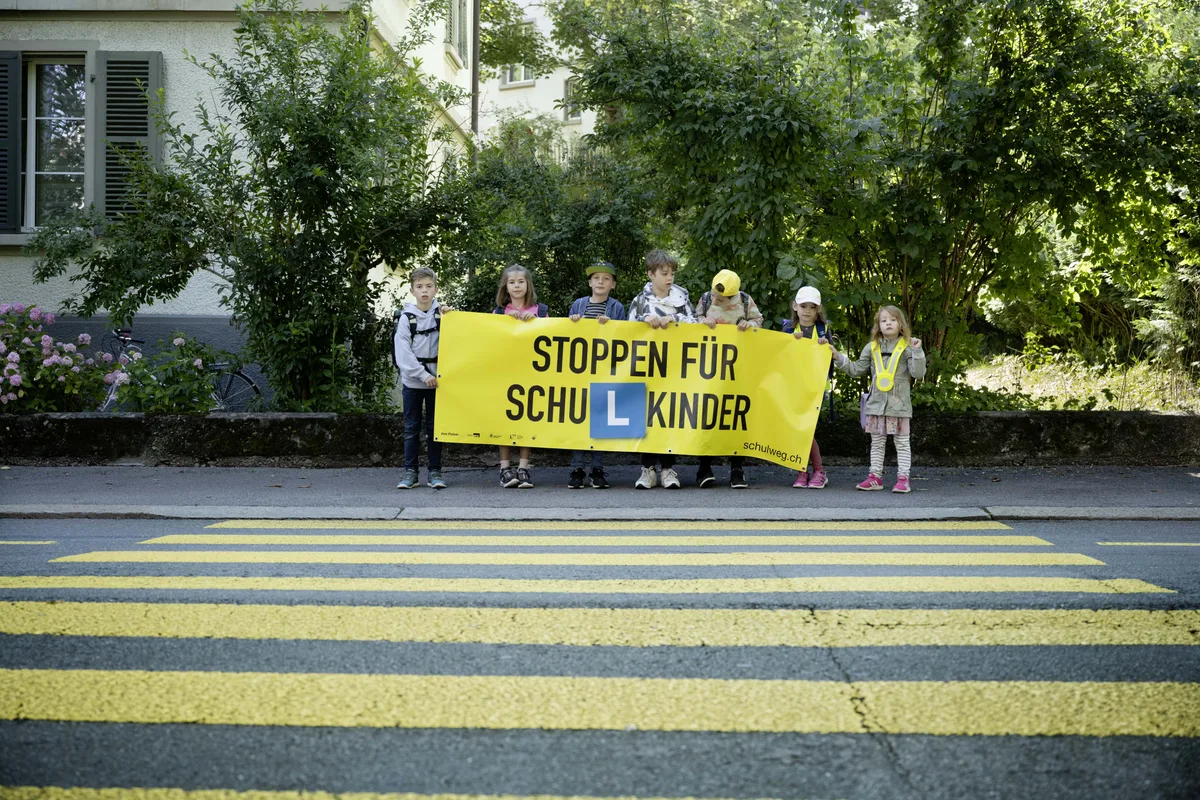 Man sieht Kinder mit einem Banner.