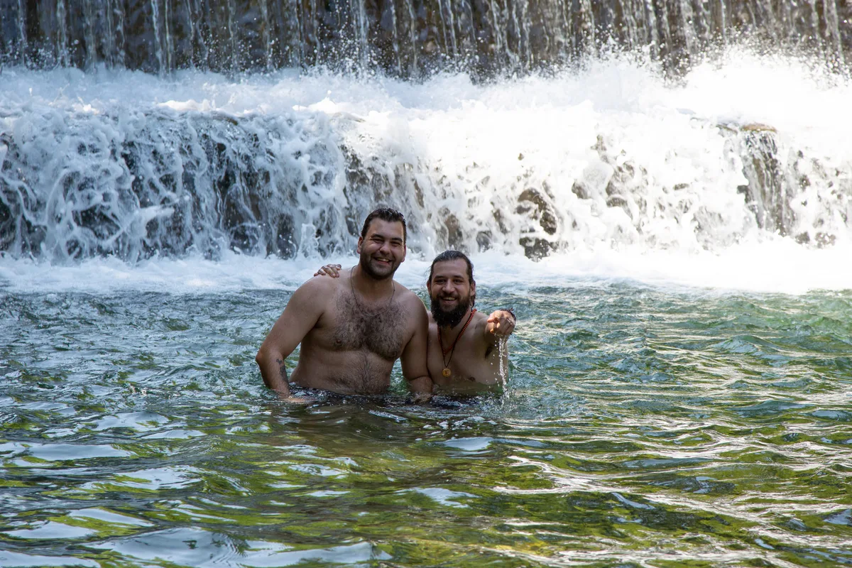 29611363-3 Es brauchte etwas Eier aber wenn man mal im Wasser ist machts Spass. Zwei Kumpels kühlen sich ab im Toni.