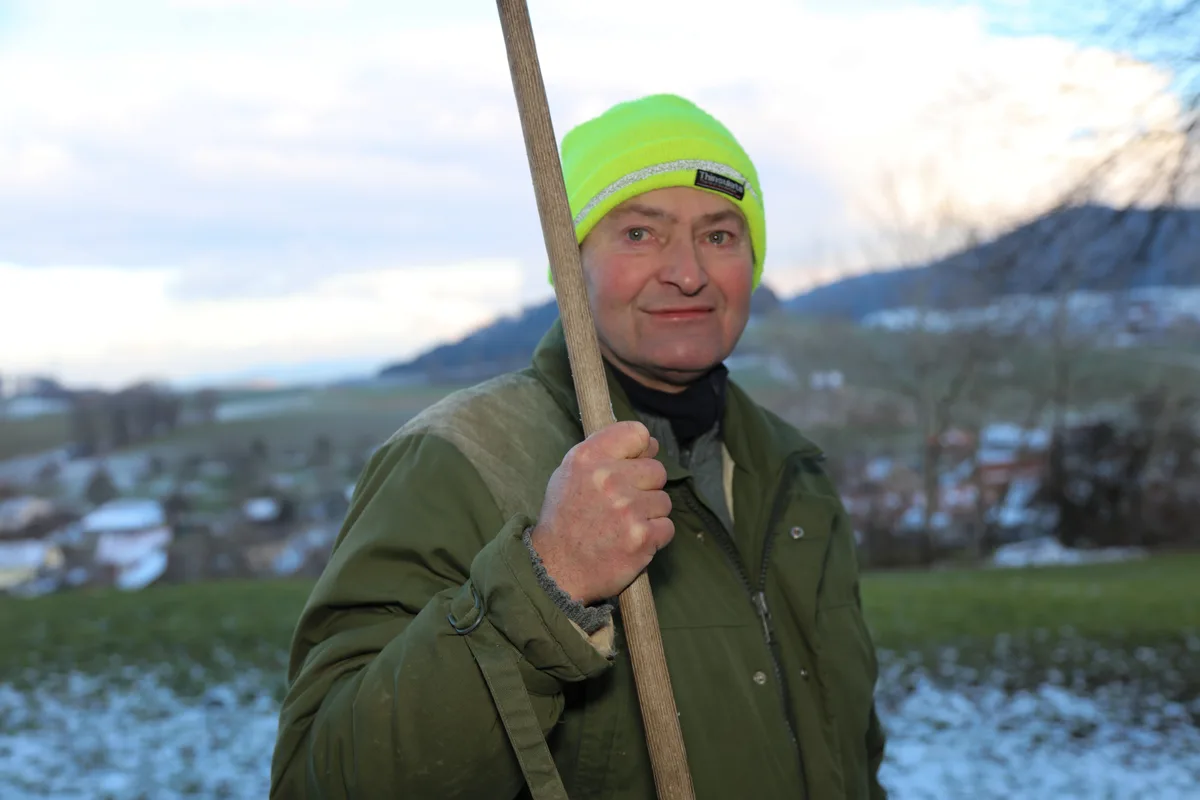 Dieser fleissige Helfer hätte gern mehr geholfen. Reinigung der Nisthilfen mit dem Naturschutzverein Elgg und Umgebung in Schlatt