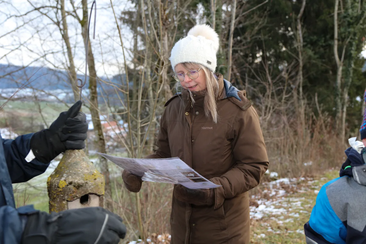 Auch für die Erwachsenen ist der Rundgang sehr lehrreich. Reinigung der Nisthilfen mit dem Naturschutzverein Elgg und Umgebung in Schlatt