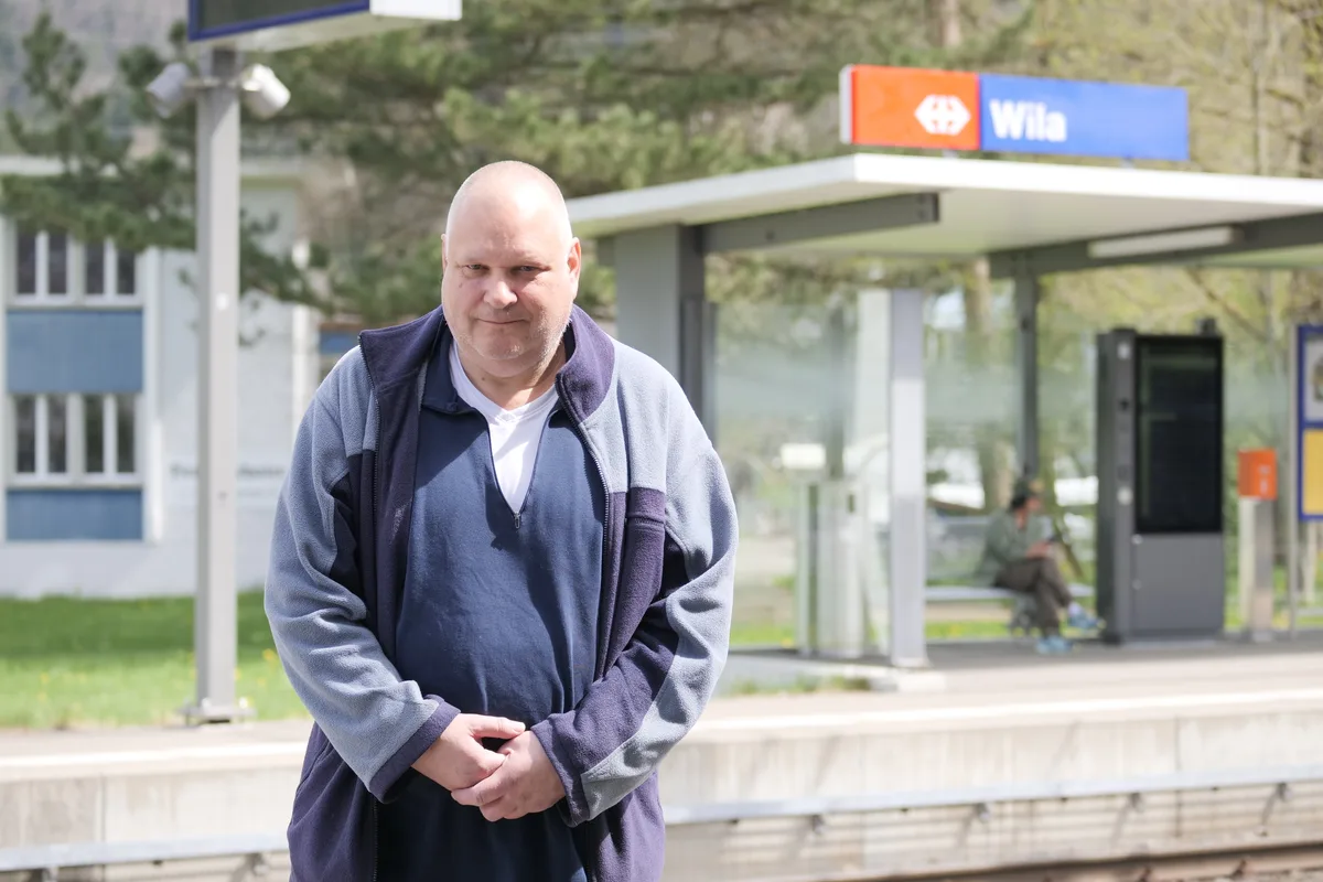 Man sieht einen älteren Herrn am Bahnhof Wila.
