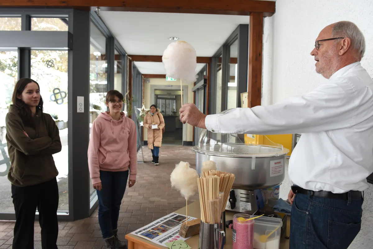 In der Kapelle Rämismühle fand am Sa der Basar mit Alpaka spaziergang statt.