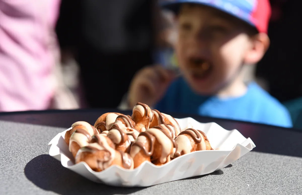 Was wäre ein Marktbesuch ohne etwas Süsses? Am Freitag und Samstag, 4. und 5. April 2025, fand in Bauma der Frühlingsmarkt statt. Fotos von Mirjam Müller.